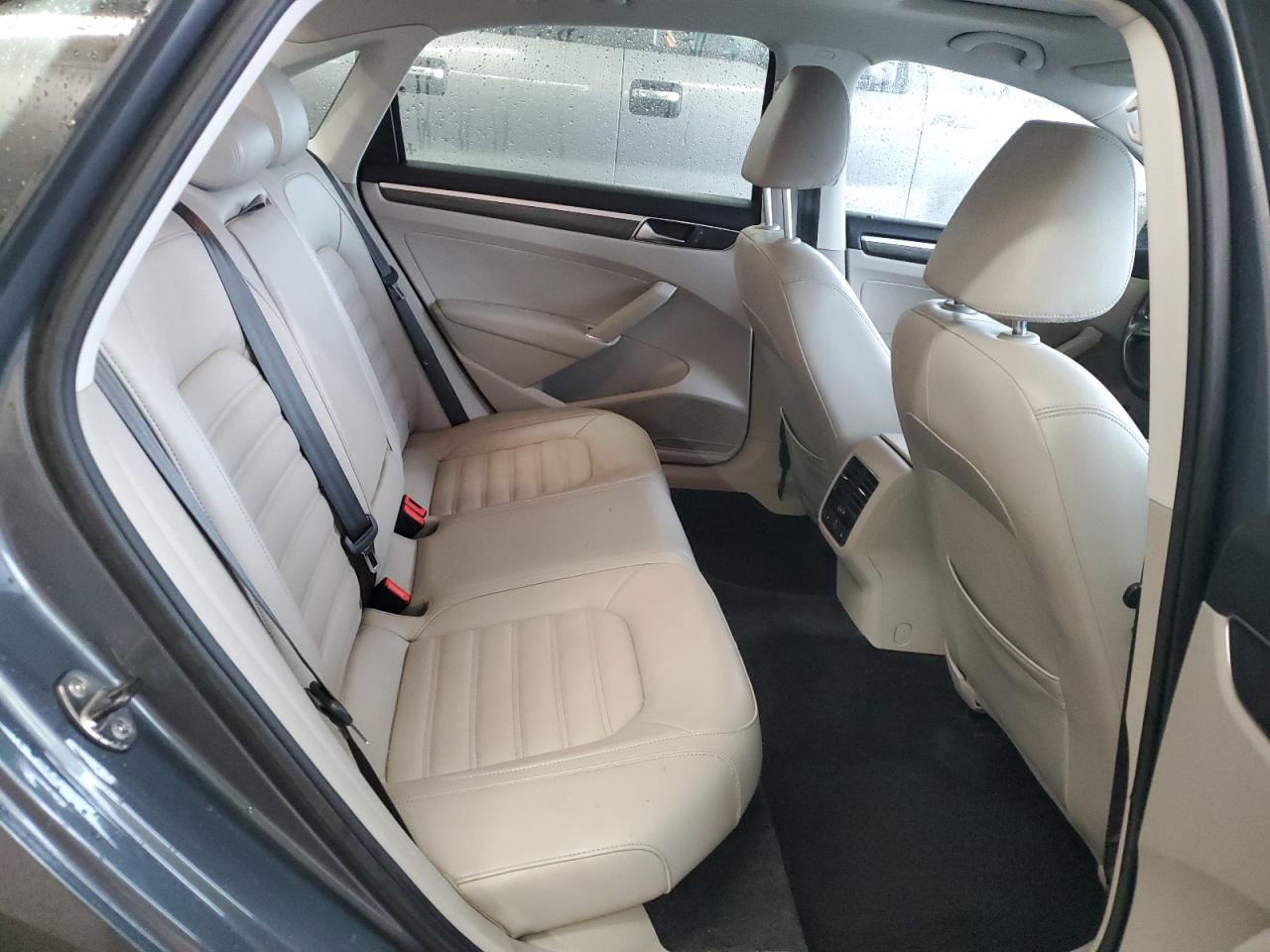 VOLKSWAGEN PASSAT SEL PREMIUM