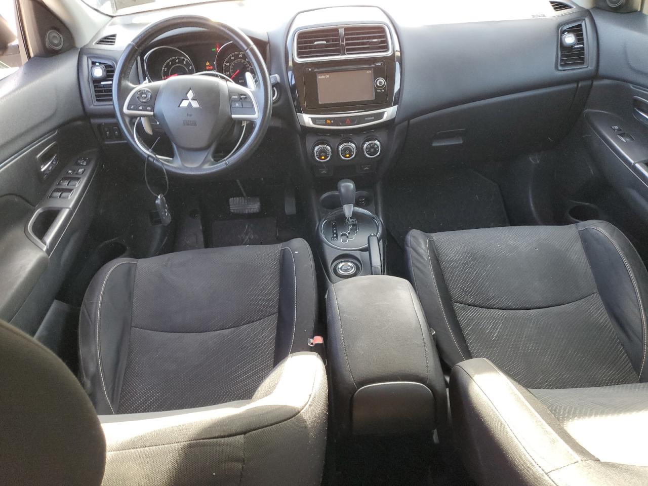 MITSUBISHI OUTLANDER SE