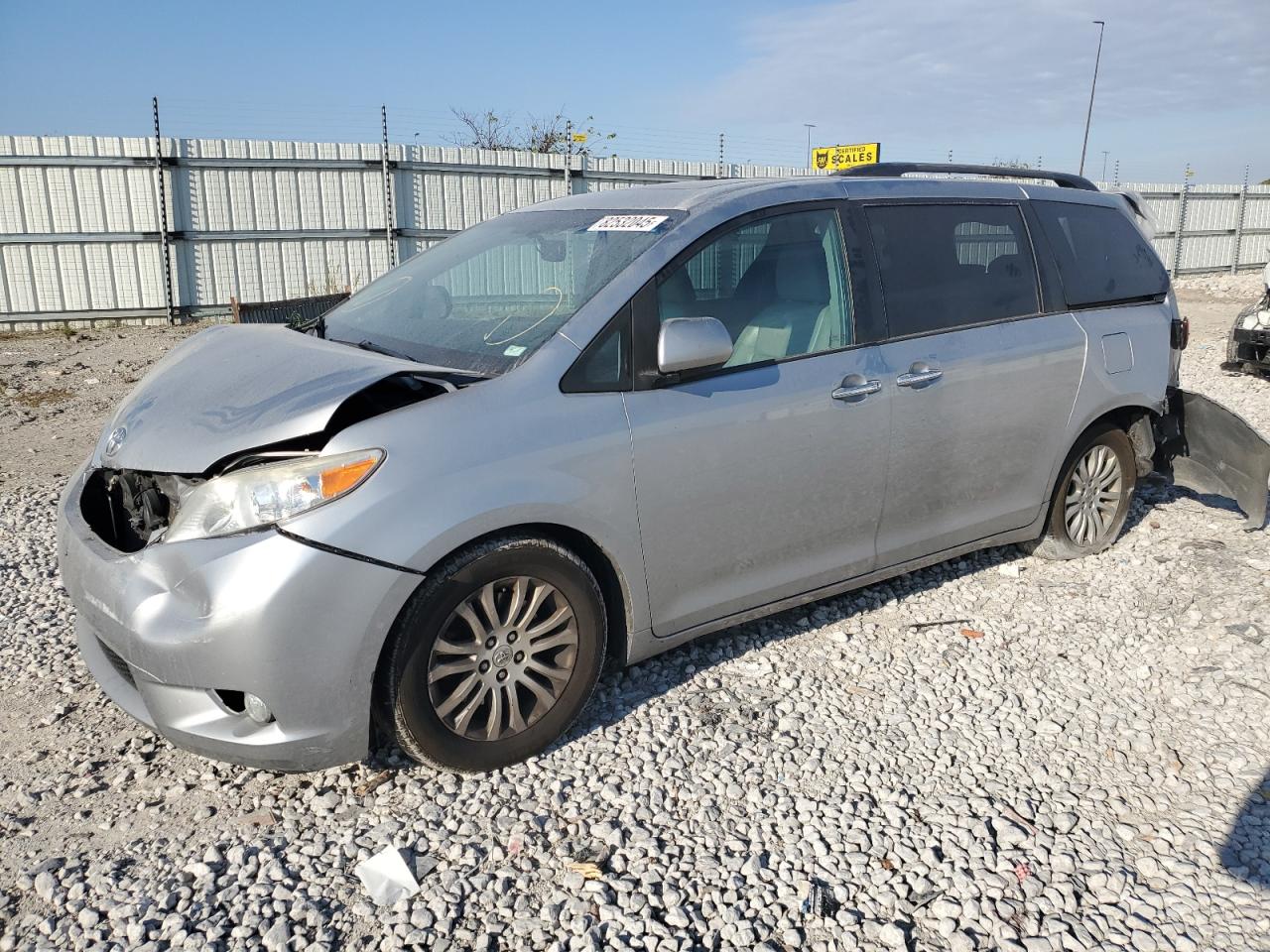 Lot #3282604879 2016 TOYOTA SIENNA XLE