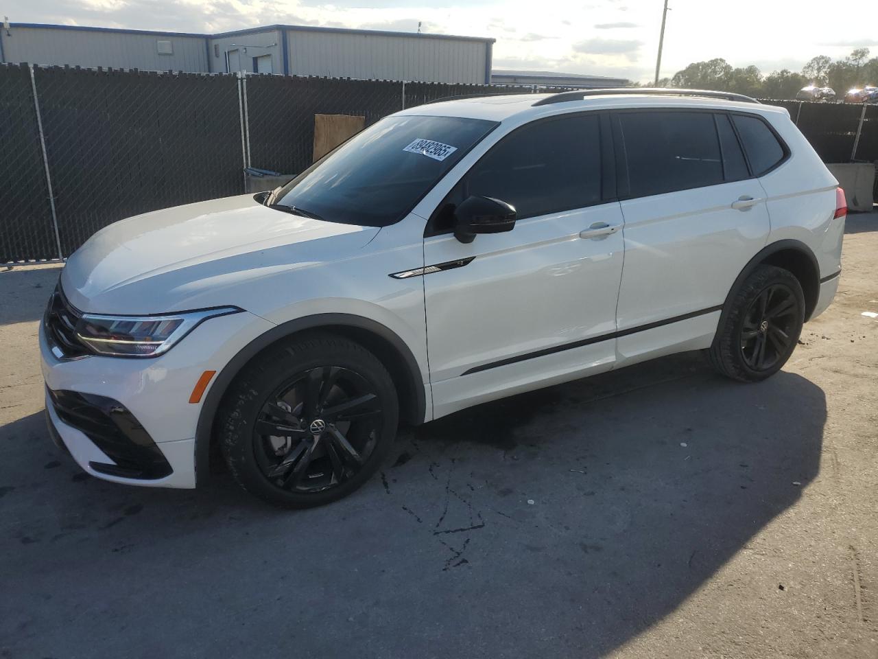 VOLKSWAGEN TIGUAN SE R-LINE BLACK