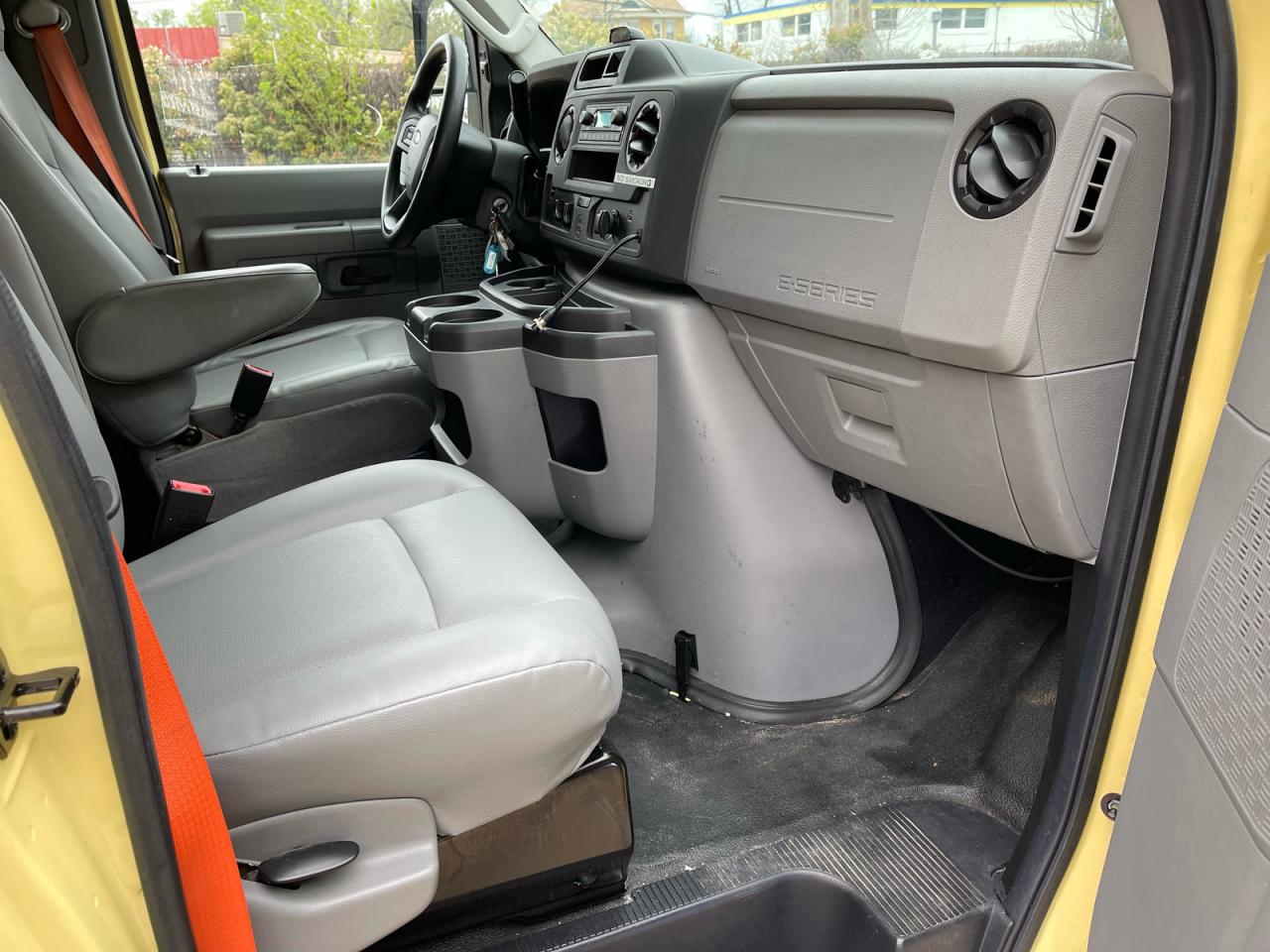 FORD ECONOLINE E450 SUPER DUTY CUTAWAY VAN