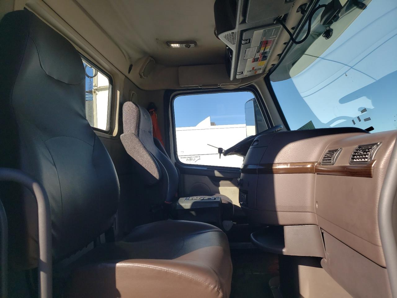 Lot #3279545259 2016 VOLVO VNL