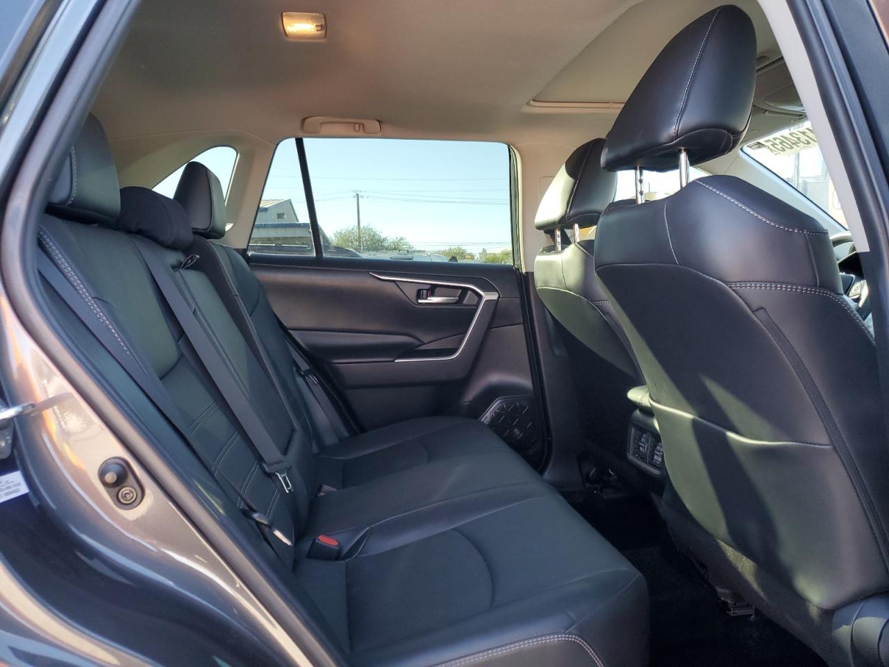 TOYOTA RAV4 XLE PREMIUM