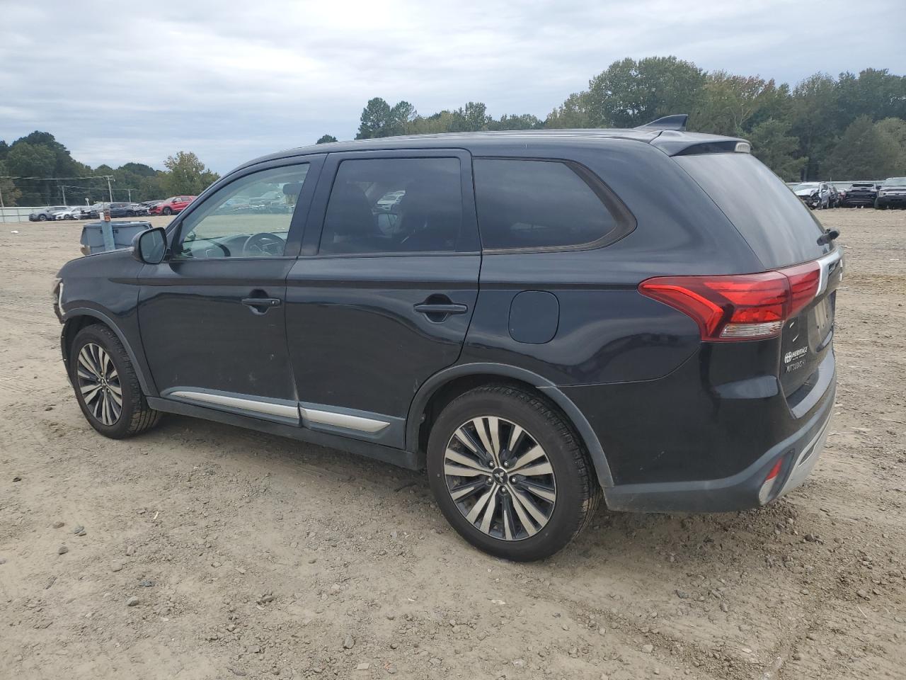 MITSUBISHI OUTLANDER SE
