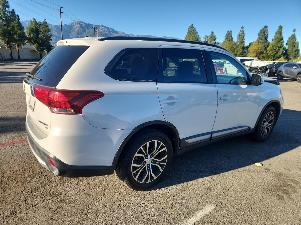 MITSUBISHI OUTLANDER SE
