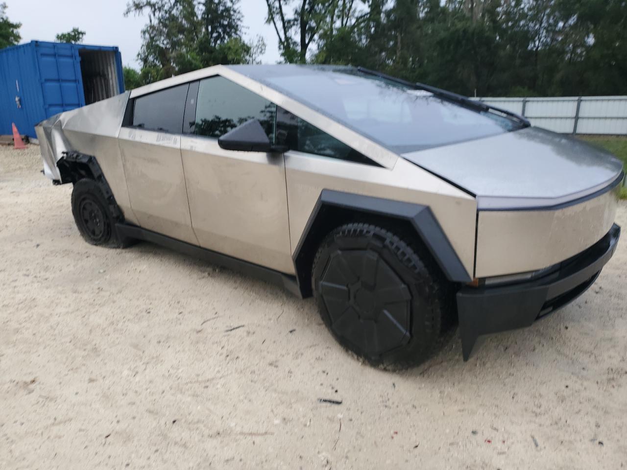 TESLA CYBERTRUCK