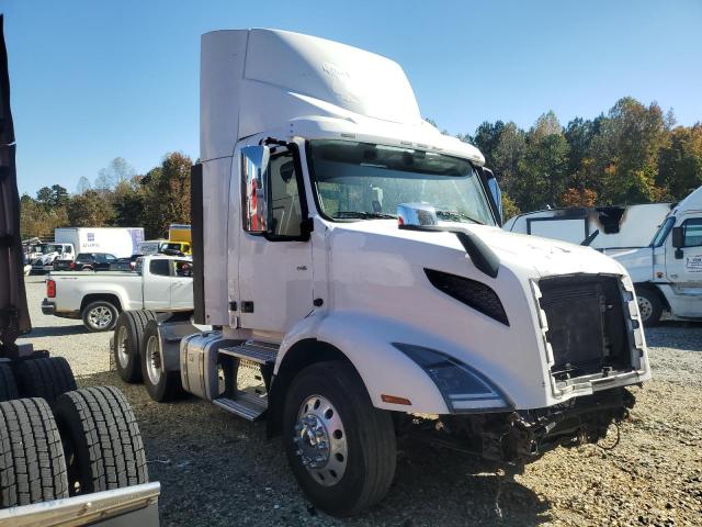 Global Auto Auctions: 2020 VOLVO VNR