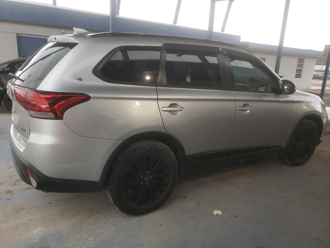 MITSUBISHI OUTLANDER SE