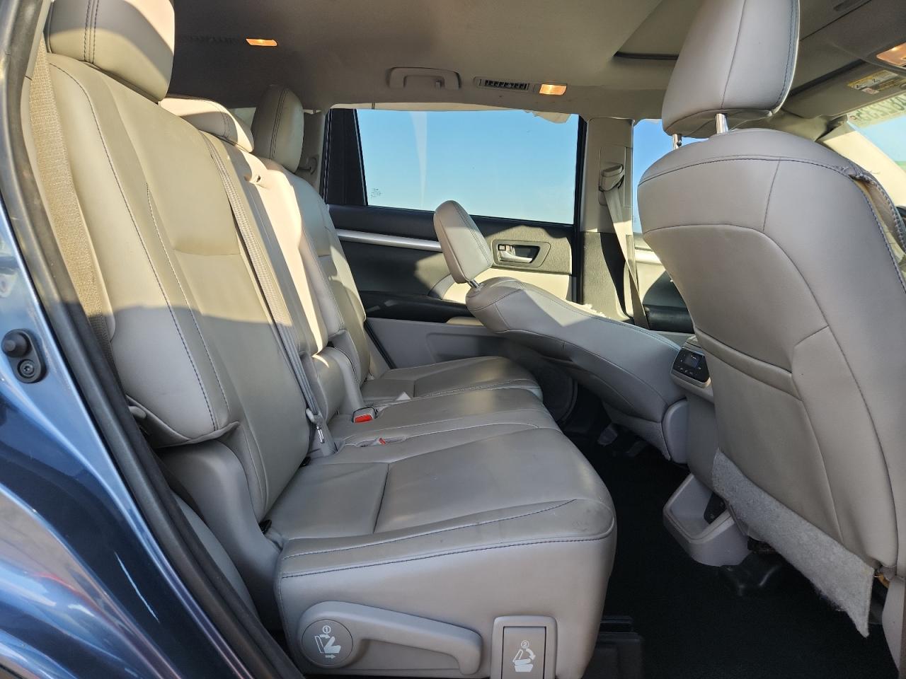 TOYOTA HIGHLANDER SE