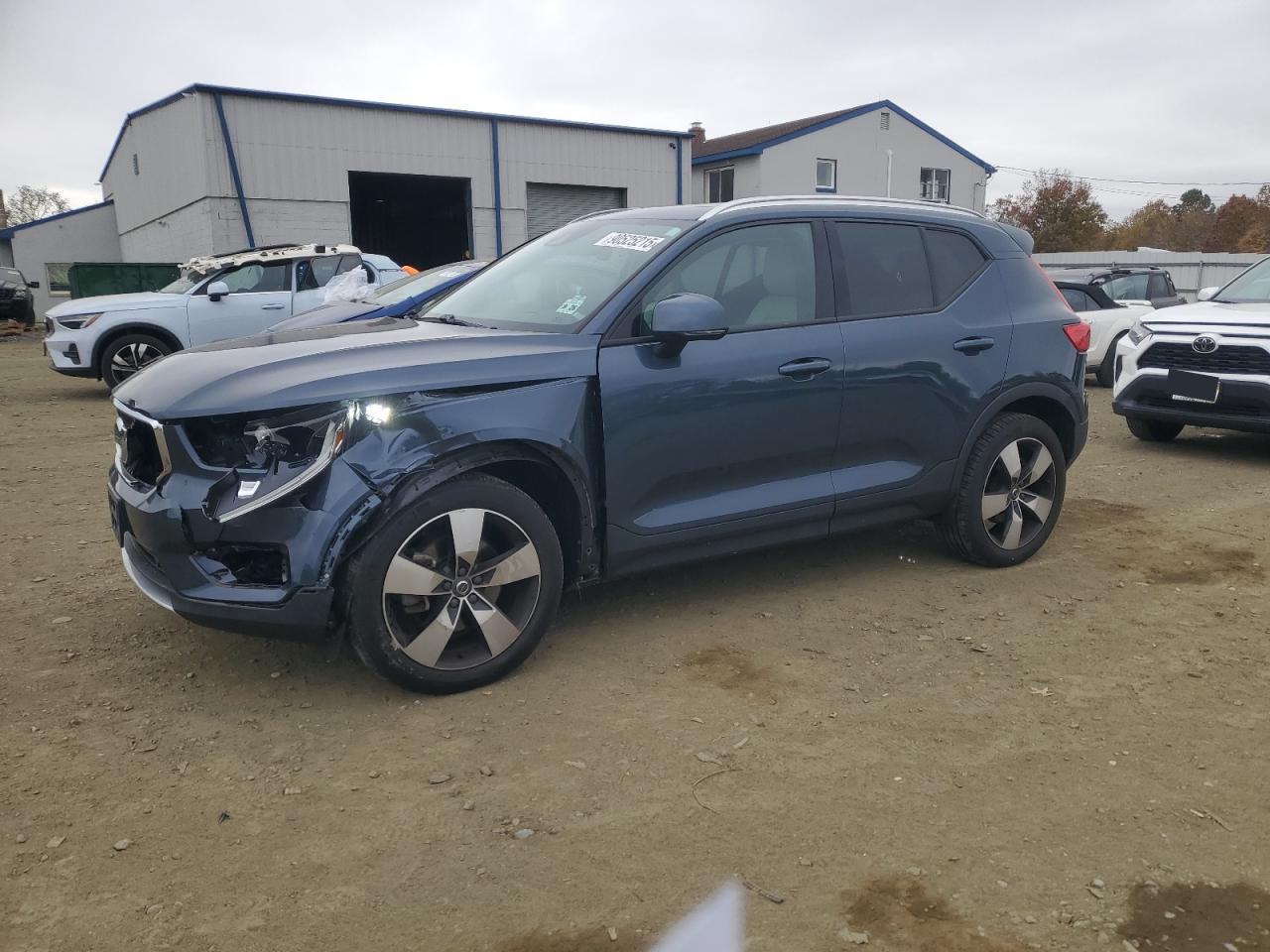 VOLVO XC40 T5 MOMENTUM
