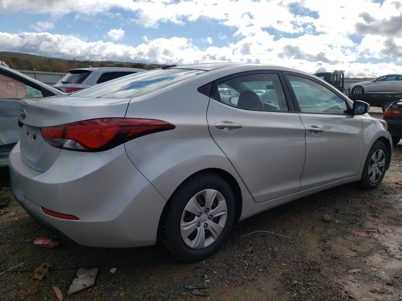 HYUNDAI ELANTRA SE