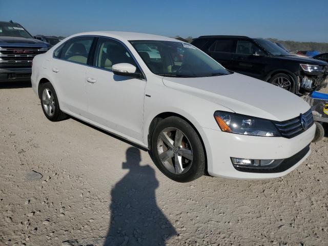 2015 VOLKSWAGEN PASSAT S - 1VWAS7A35FC106772
