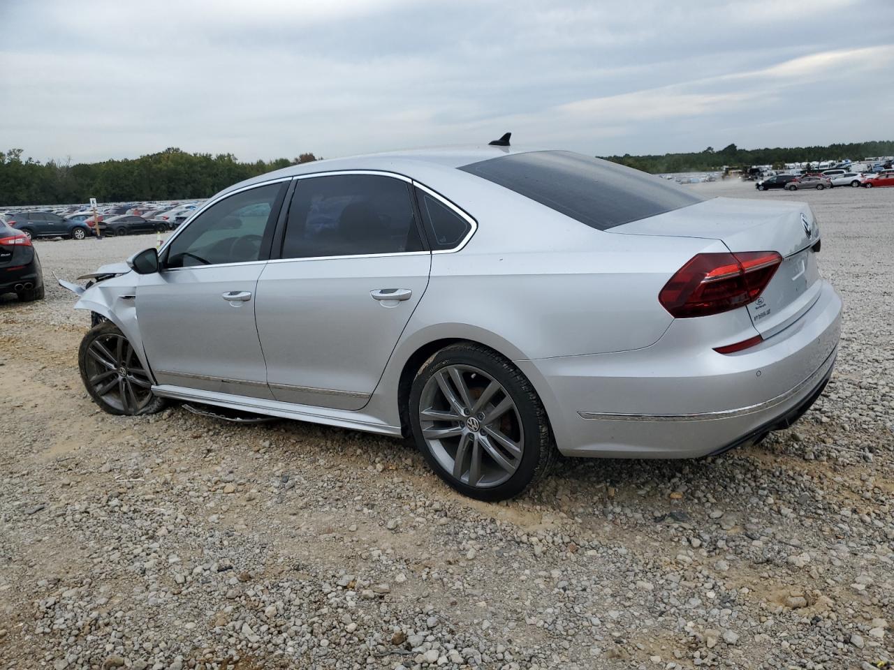 VOLKSWAGEN PASSAT SE R-LINE