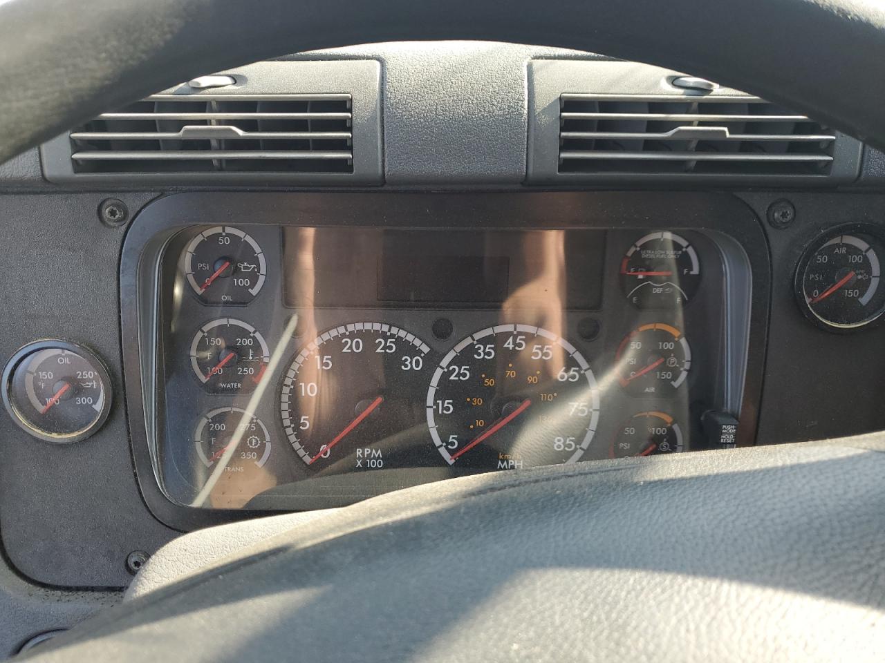 Lot #3309174706 2017 FREIGHTLINER CASCADIA 1