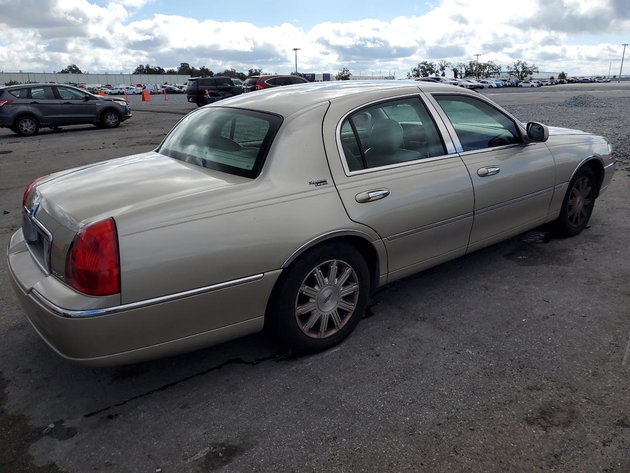 LINCOLN TOWN CAR SIGNATURE LIMITED