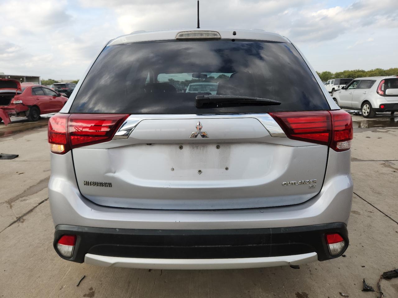 MITSUBISHI OUTLANDER SE