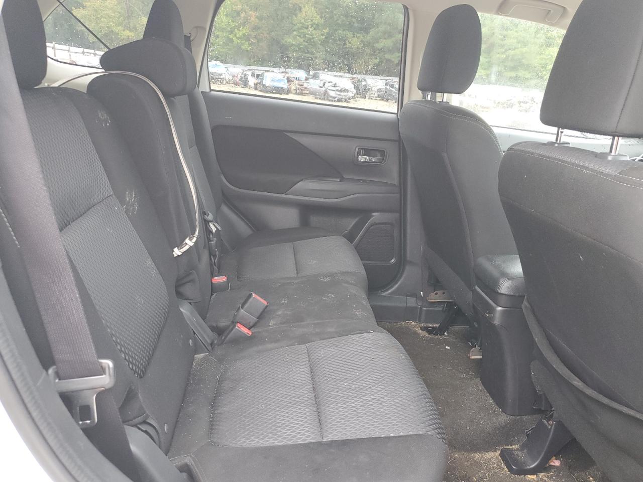 MITSUBISHI OUTLANDER SE