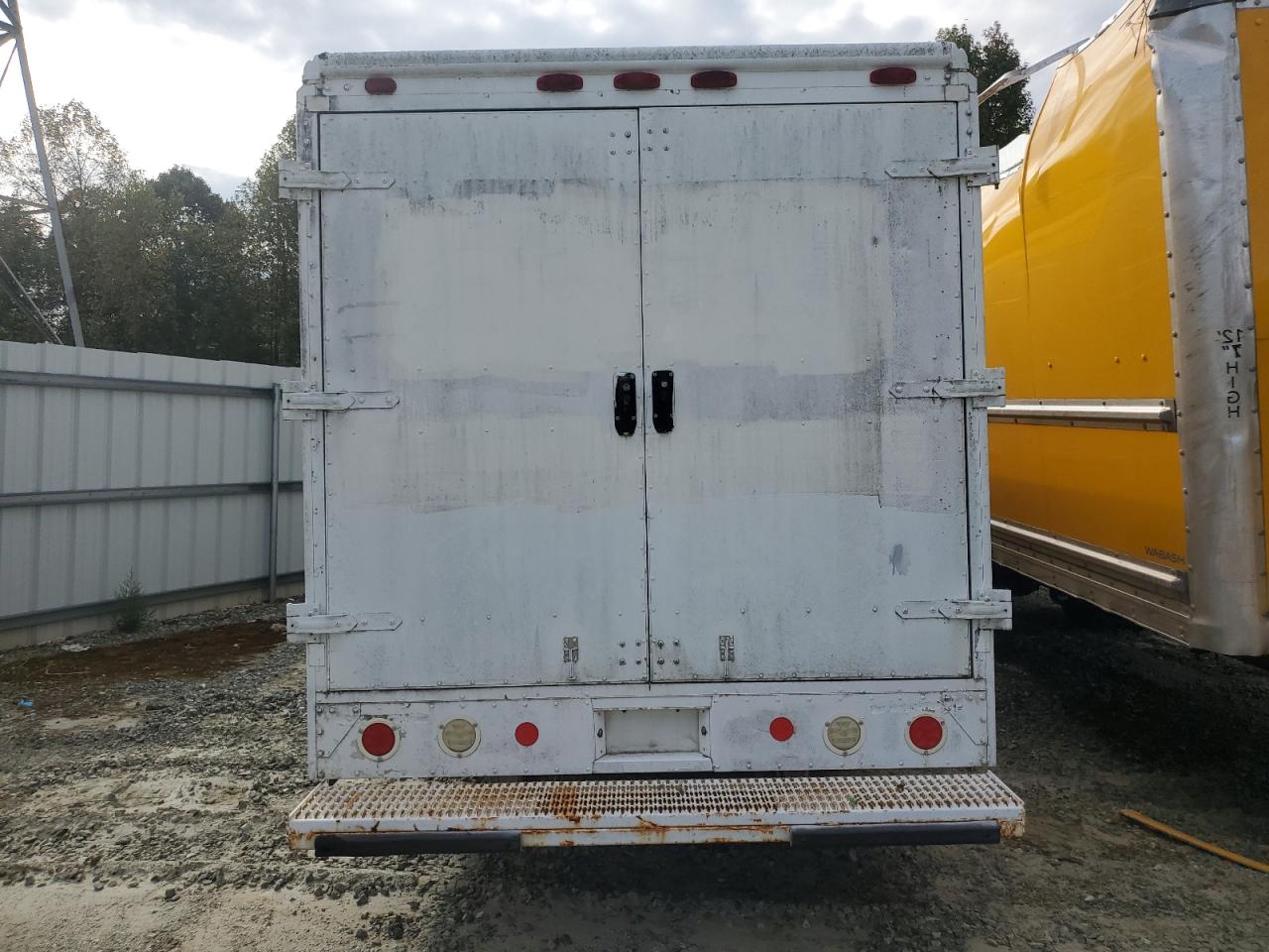 Lot #3309281616 2000 FREIGHTLINER CHASSIS M