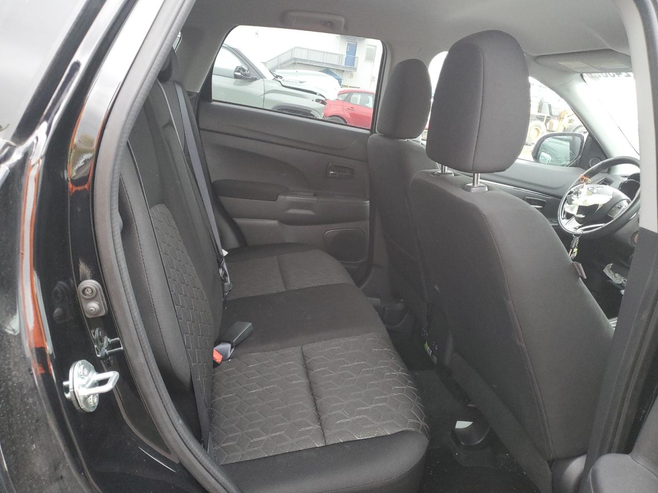 MITSUBISHI OUTLANDER SE