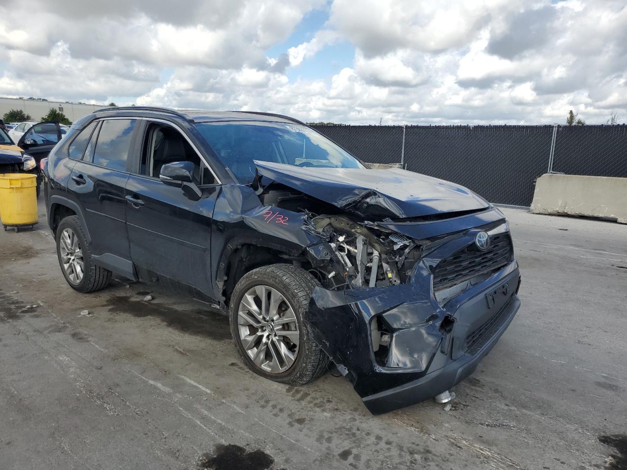 TOYOTA RAV4 XLE PREMIUM