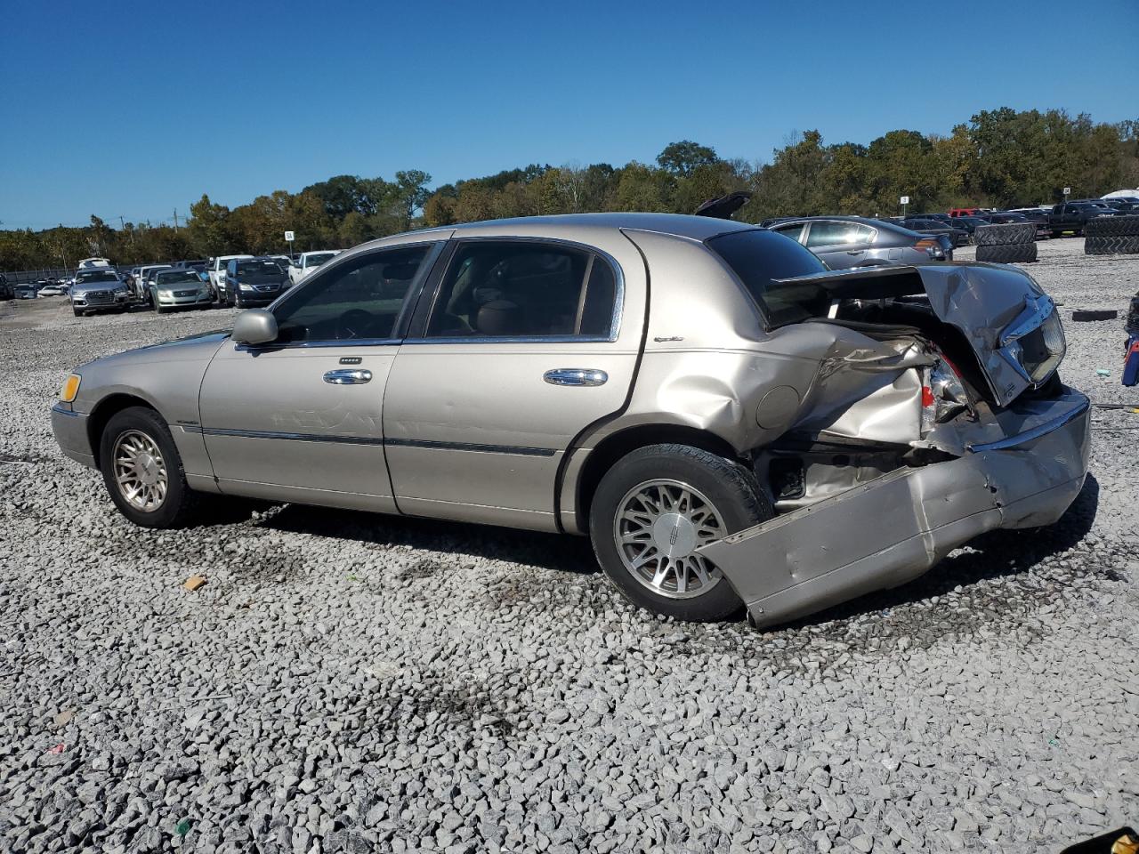 Lot #3290278210 2002 LINCOLN TOWN CAR S
