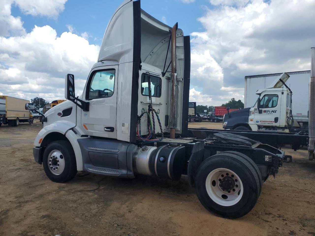 Lot #3261270934 2018 PETERBILT TRACTOR 579