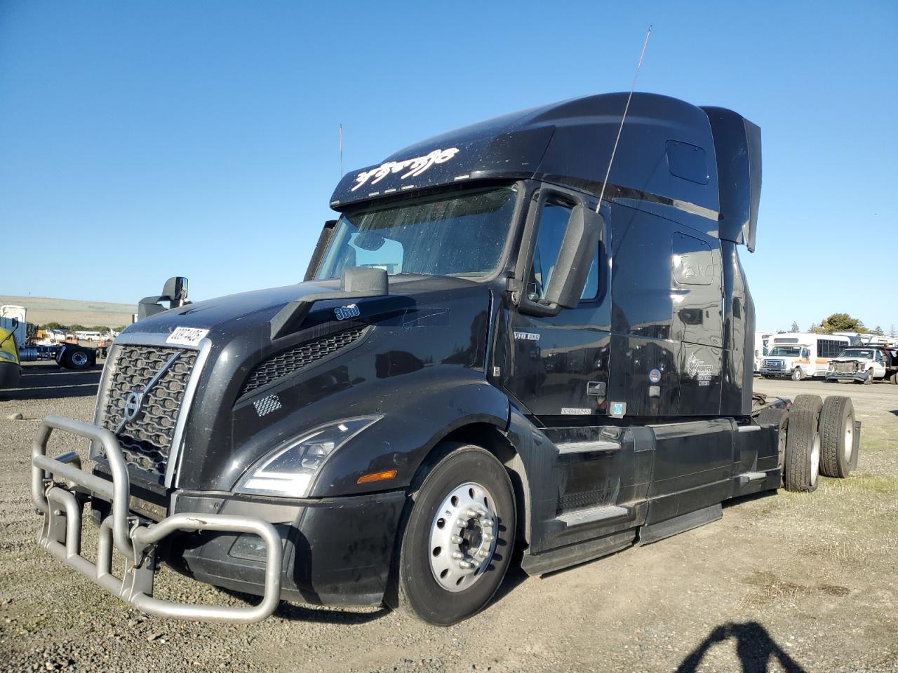 Lot #3302928619 2022 VOLVO VNL