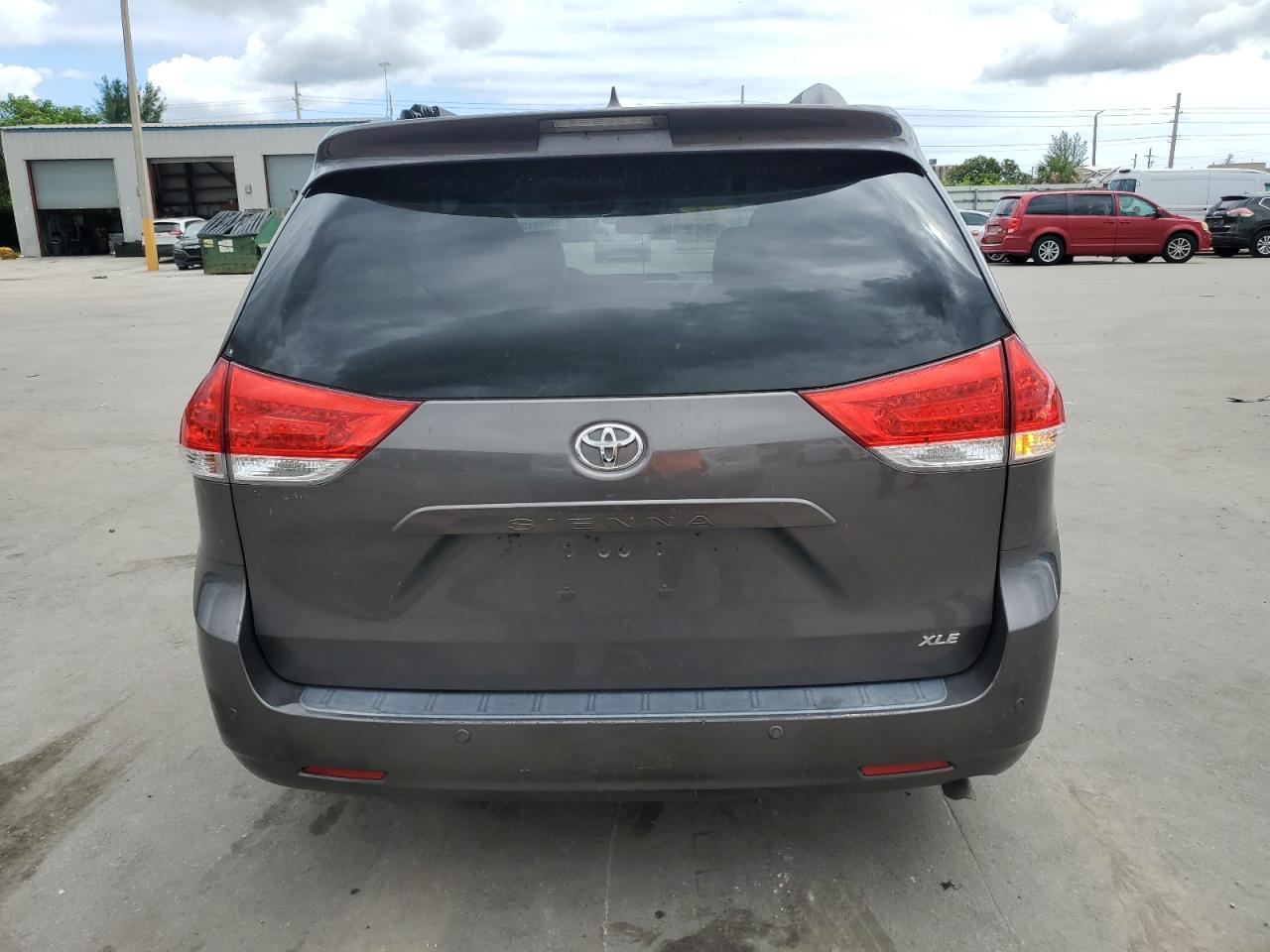 TOYOTA SIENNA XLE