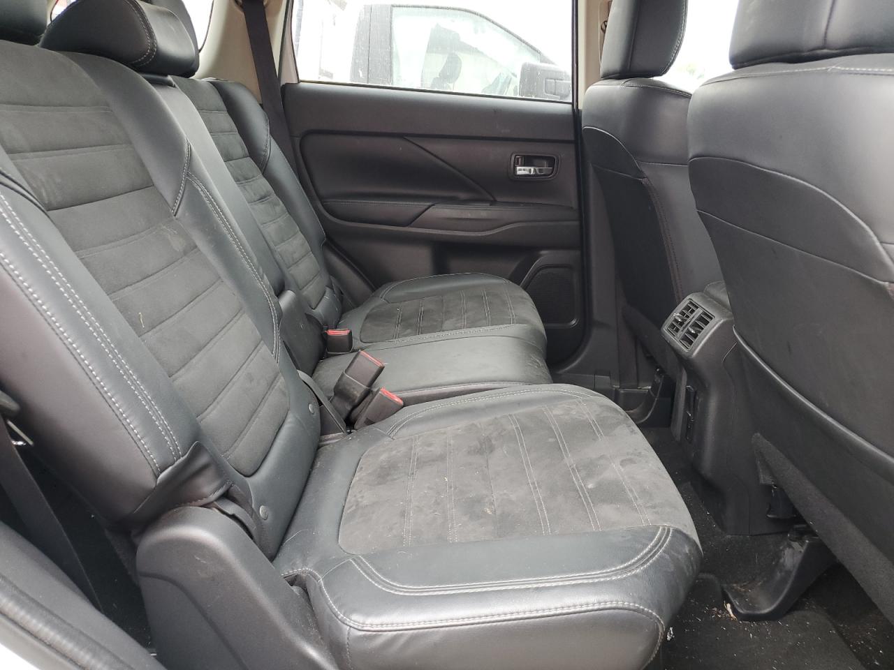 MITSUBISHI OUTLANDER SE