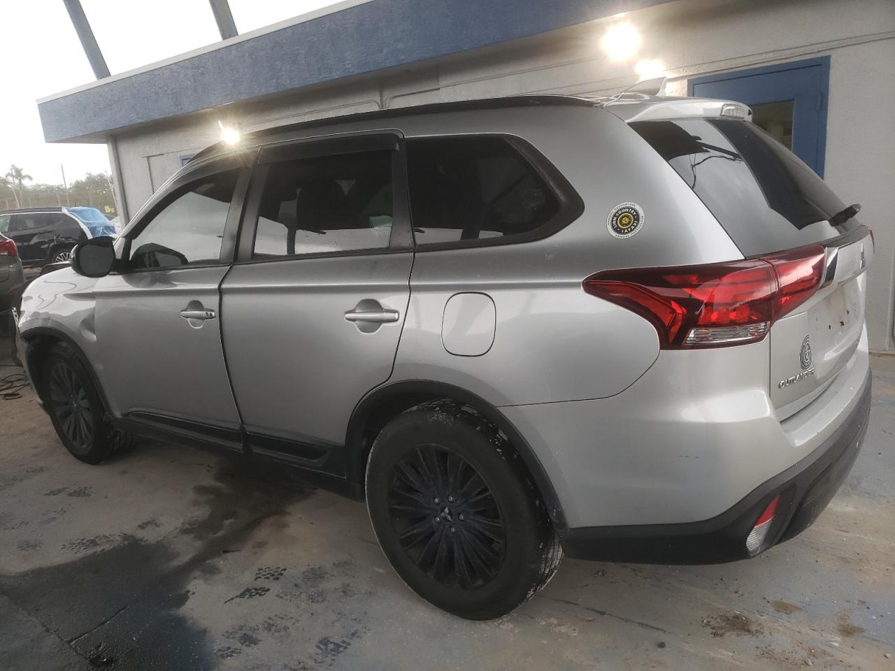MITSUBISHI OUTLANDER SE