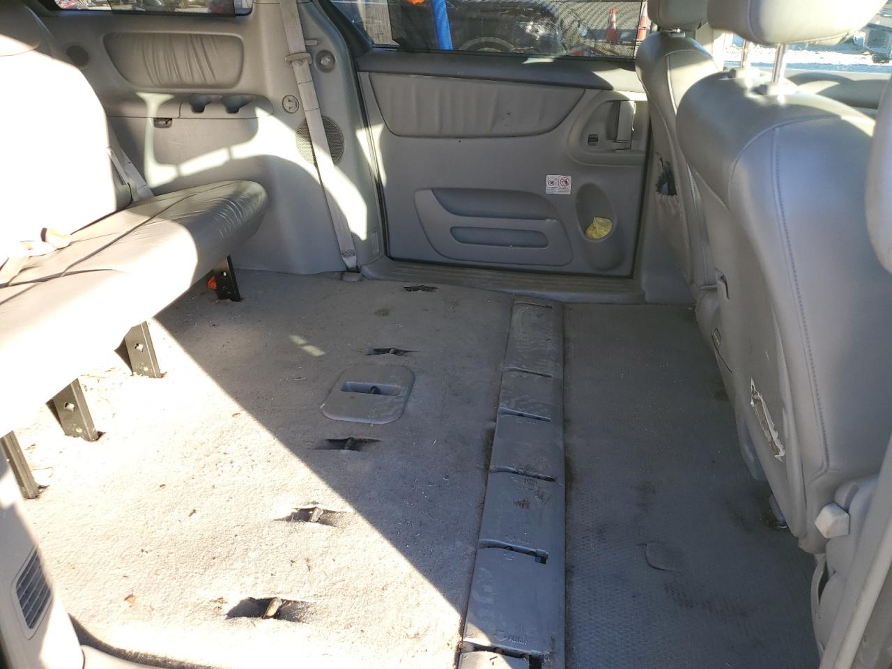 Lot #3291253964 2004 TOYOTA SIENNA XLE