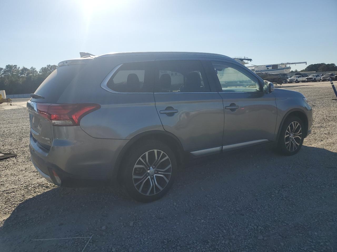 MITSUBISHI OUTLANDER SE