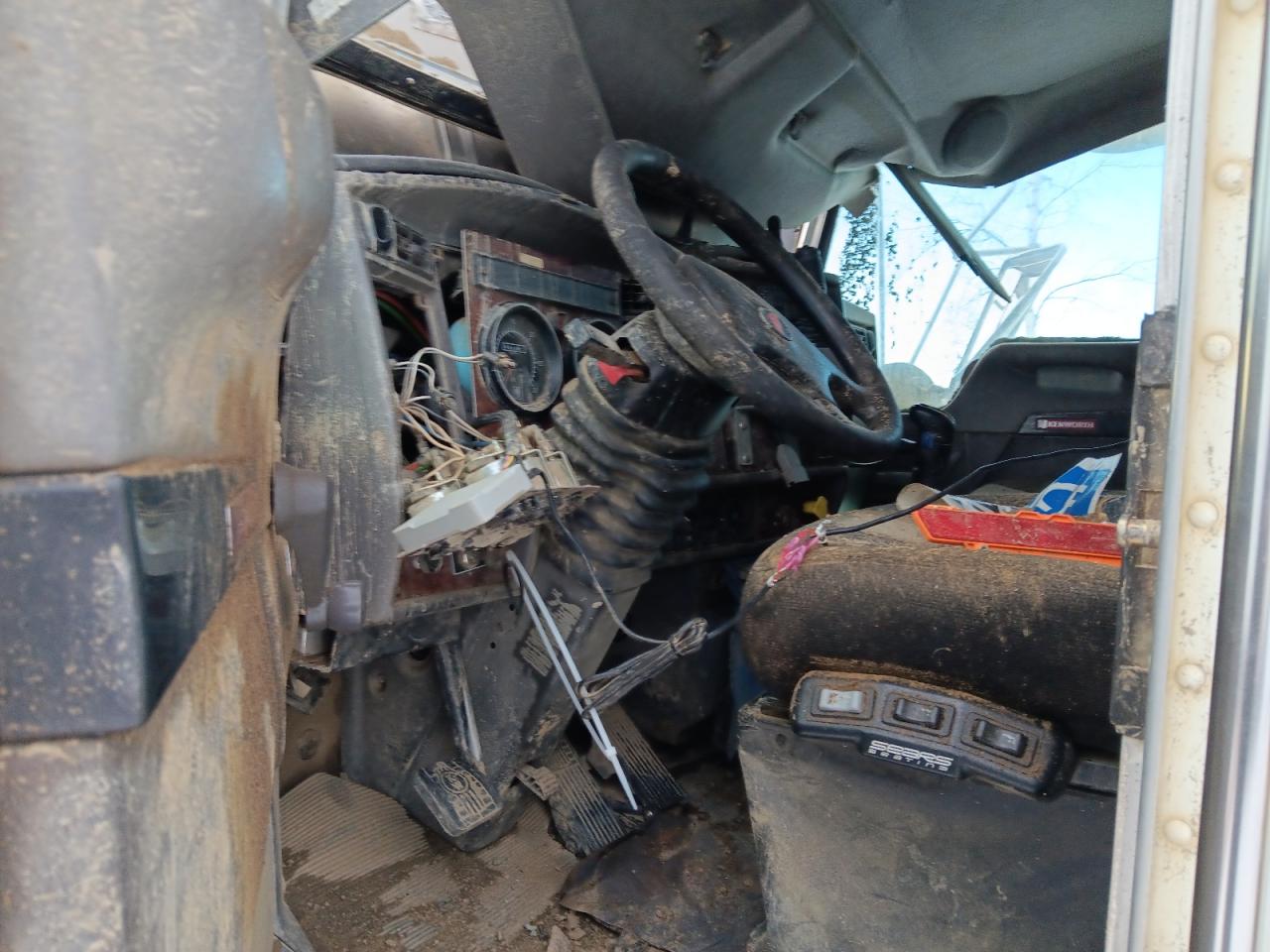 Lot #3297449197 2007 KENWORTH T300