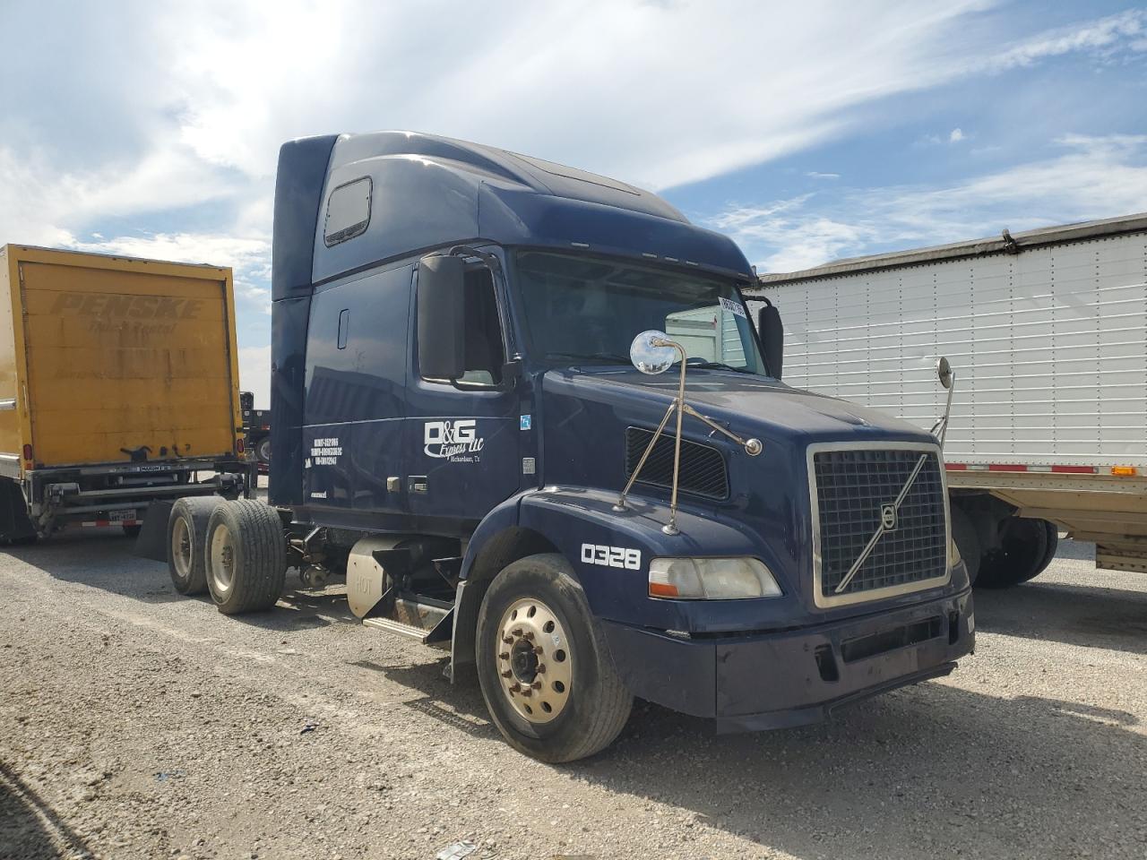 Lot #3265878235 2013 VOLVO VN VNM