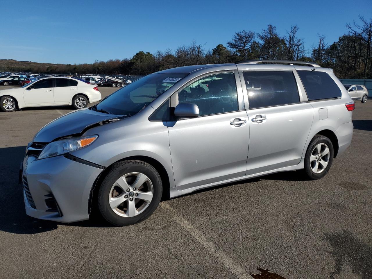 Lot #3302948620 2018 TOYOTA SIENNA LE