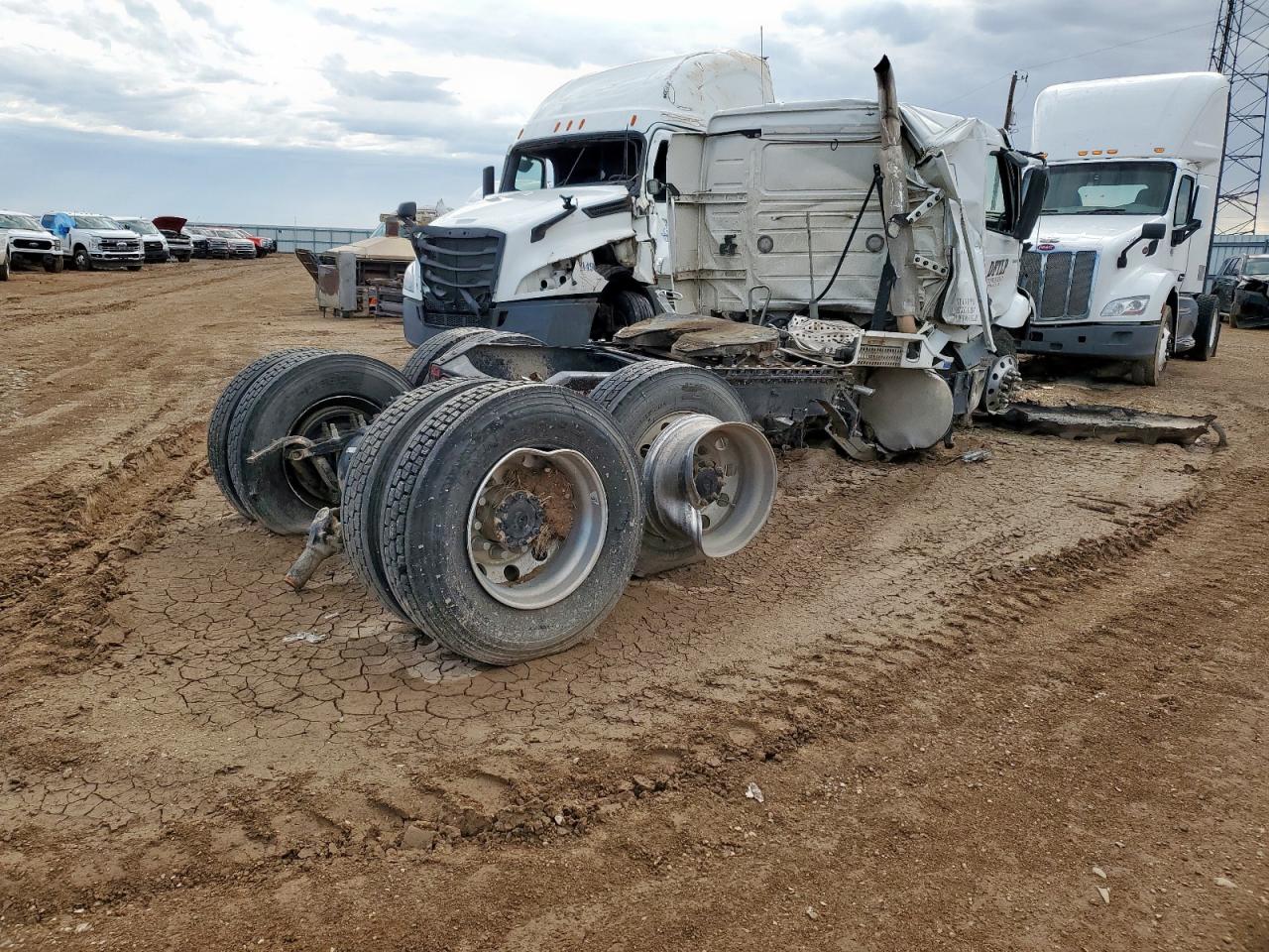 Lot #3308271213 2020 VOLVO VNR