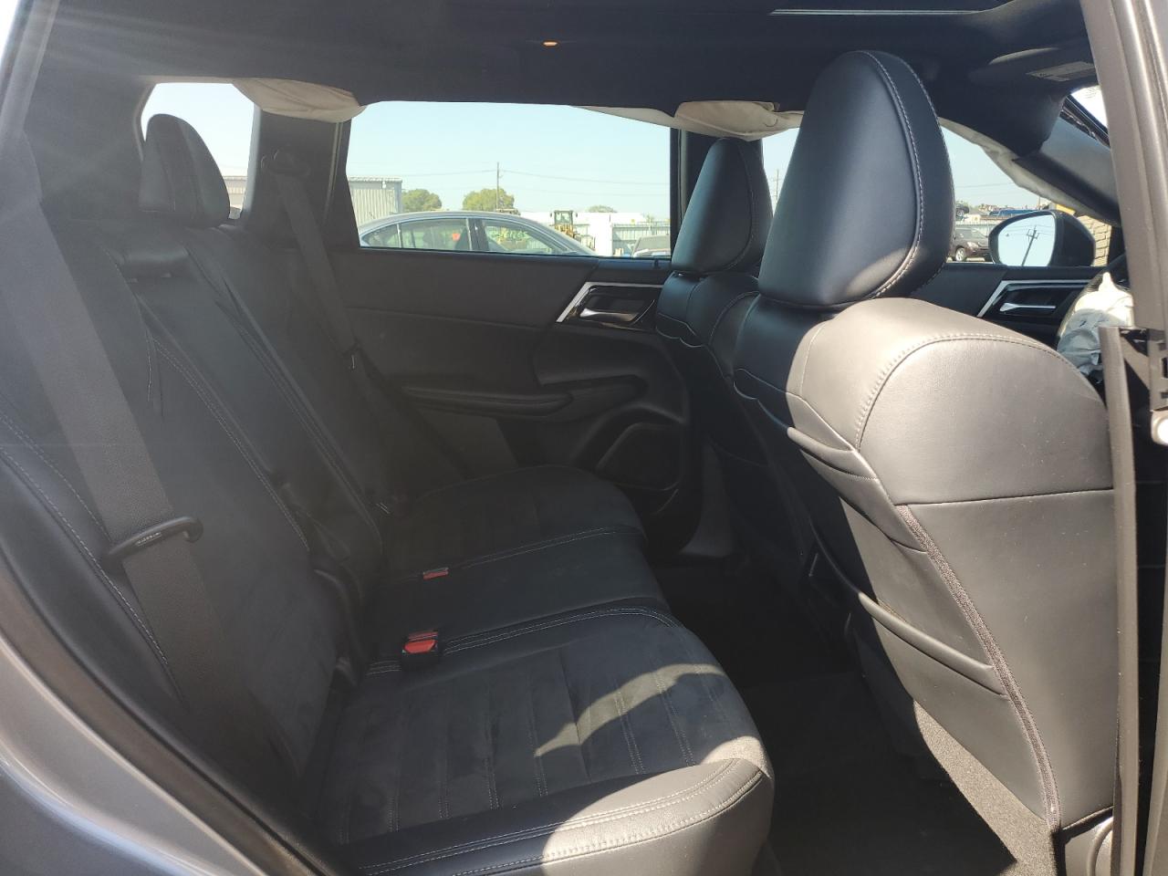 MITSUBISHI OUTLANDER SE