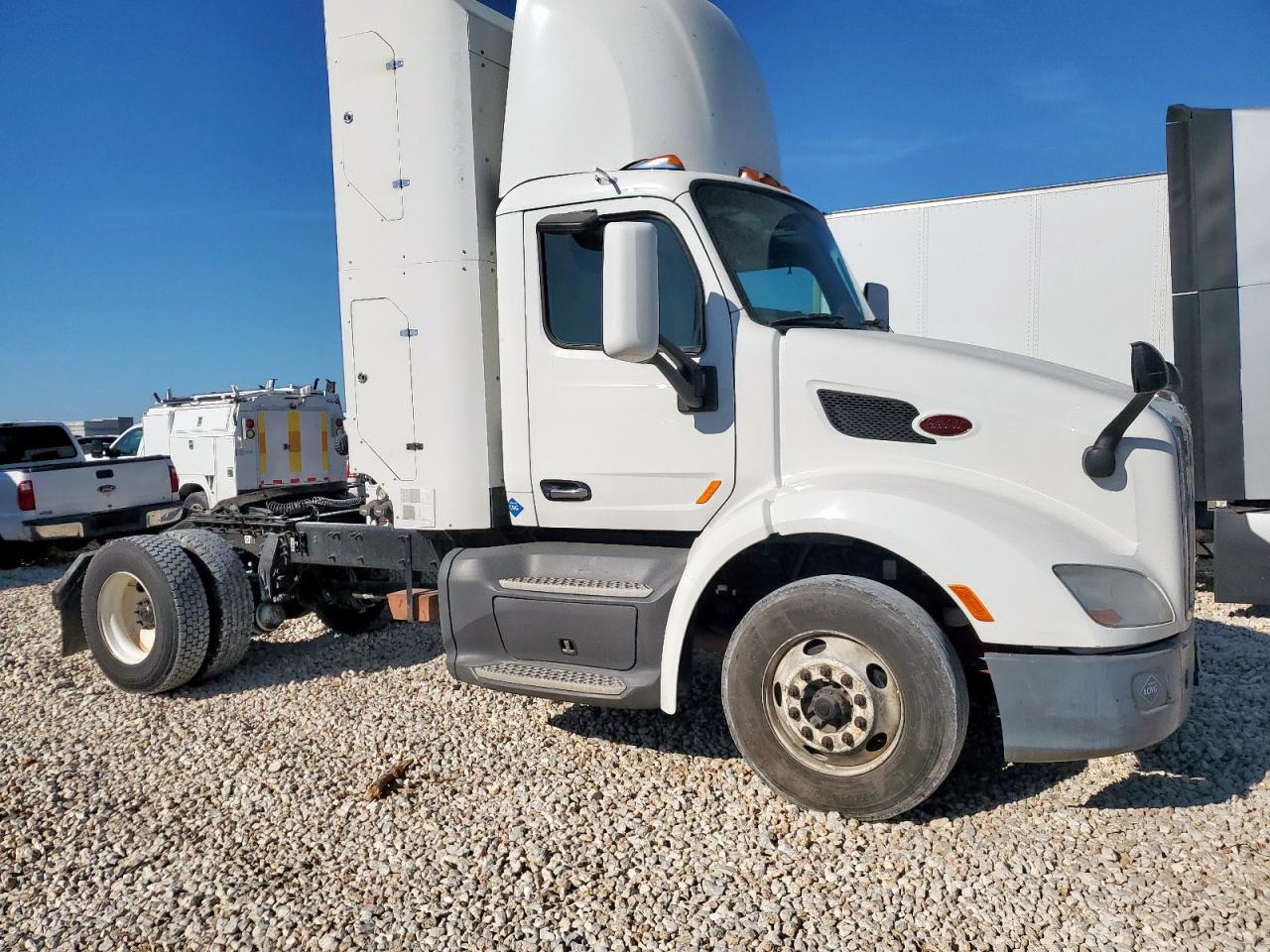 Lot #3265138769 2017 PETERBILT 579