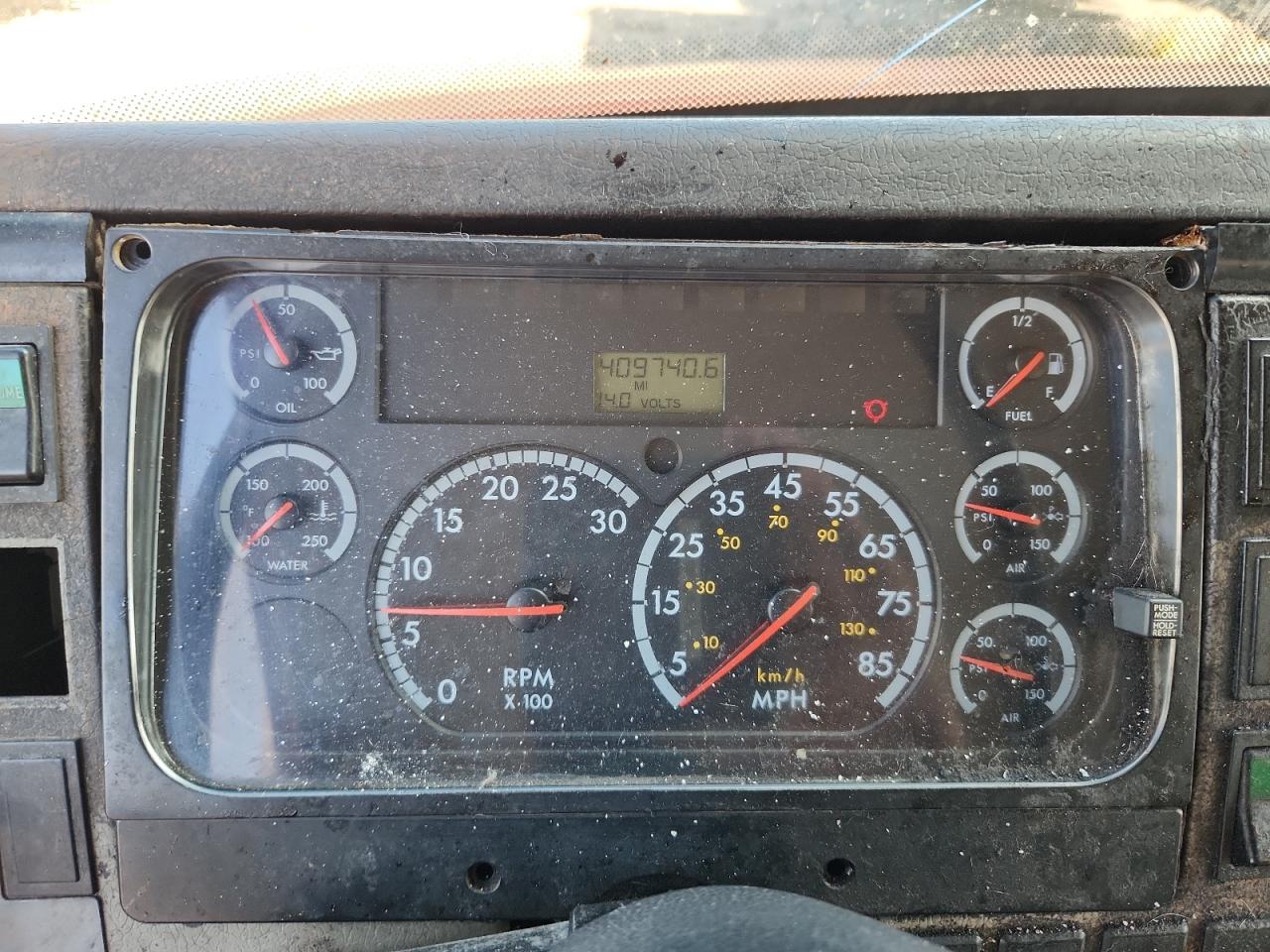 Lot #3279694922 2002 FREIGHTLINER MEDIUM CONVENTIONAL FL70