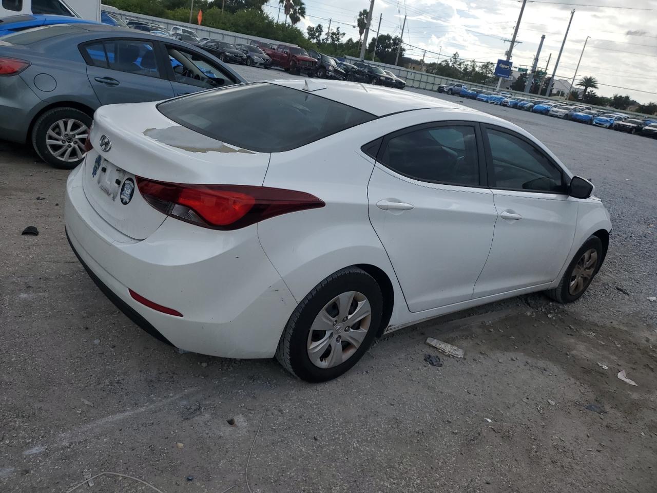 HYUNDAI ELANTRA SE