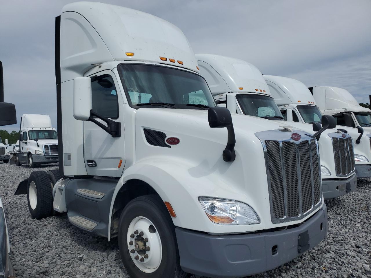 Lot #3285540266 2017 PETERBILT TRACTOR 579