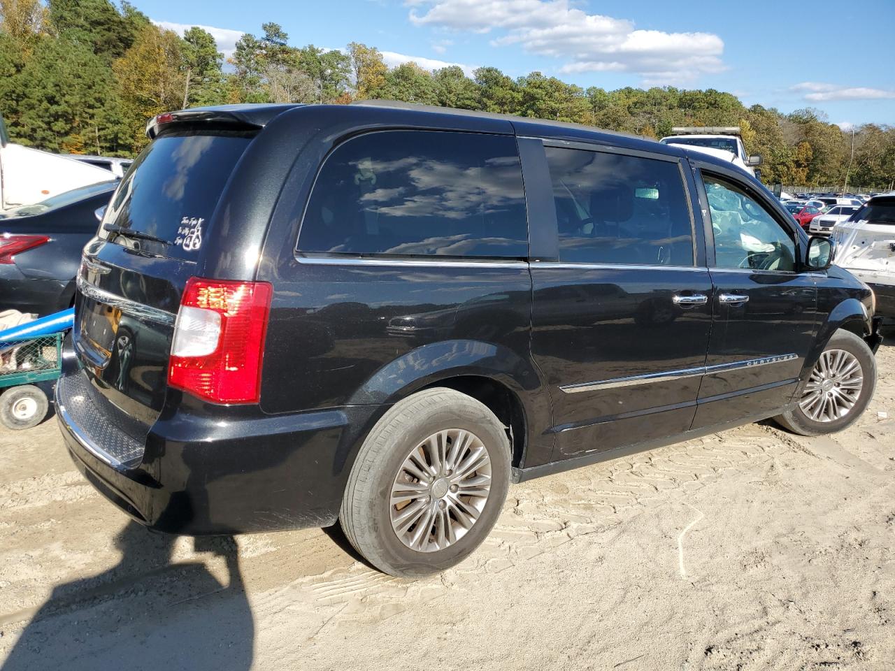 Lot #3310393957 2014 CHRYSLER TOWN & COU