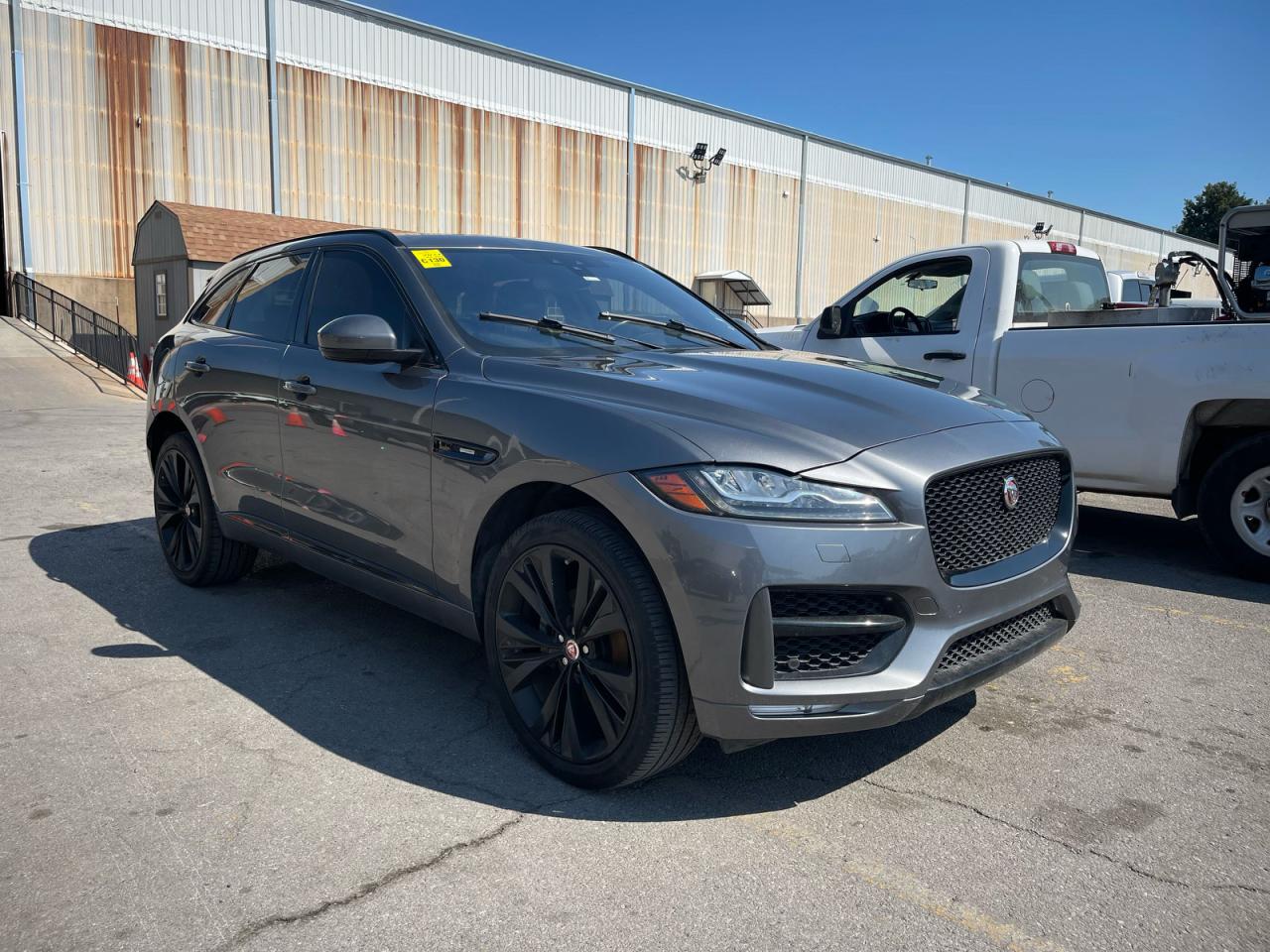 JAGUAR F-PACE R - SPORT
