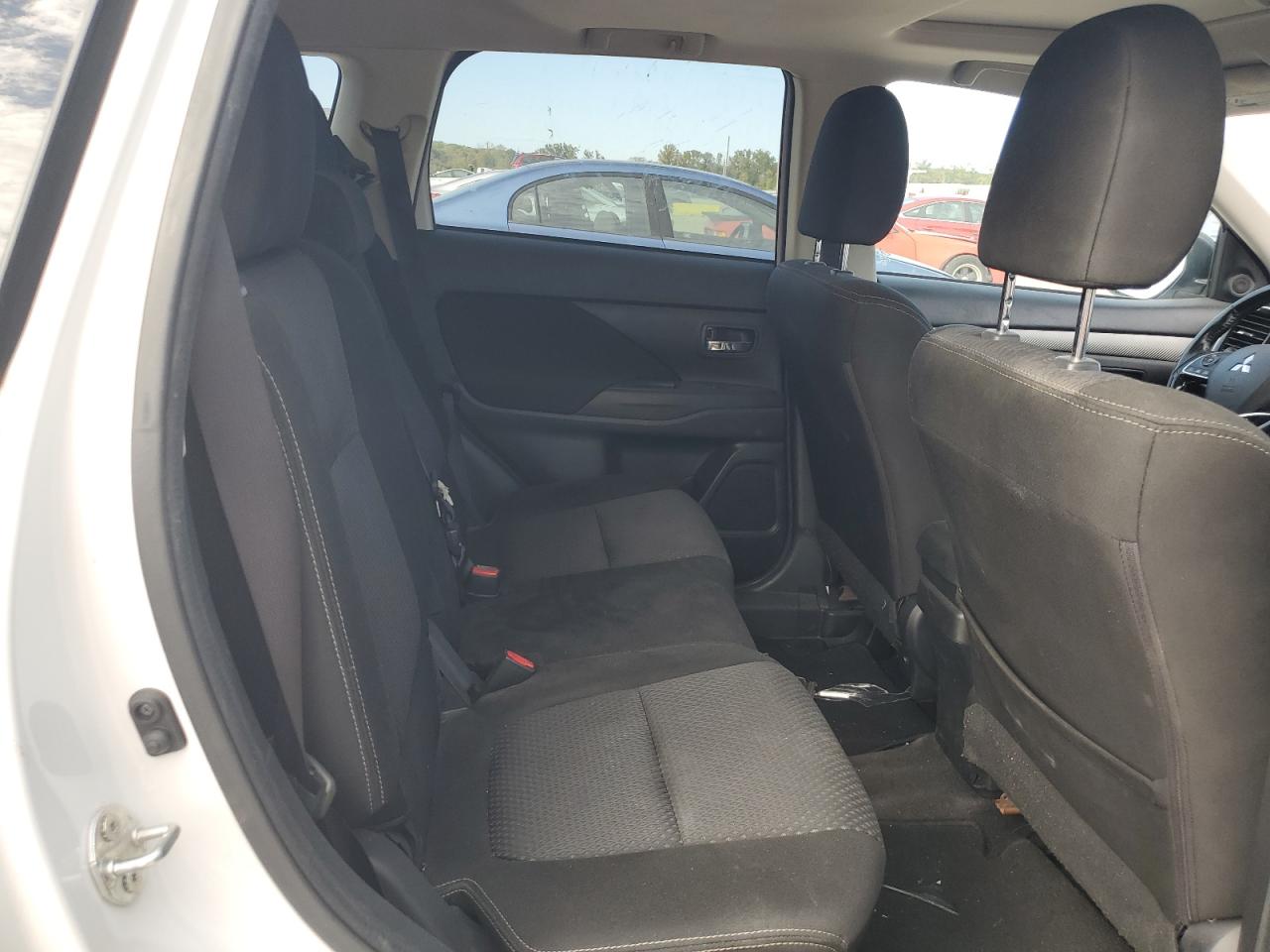 MITSUBISHI OUTLANDER SE