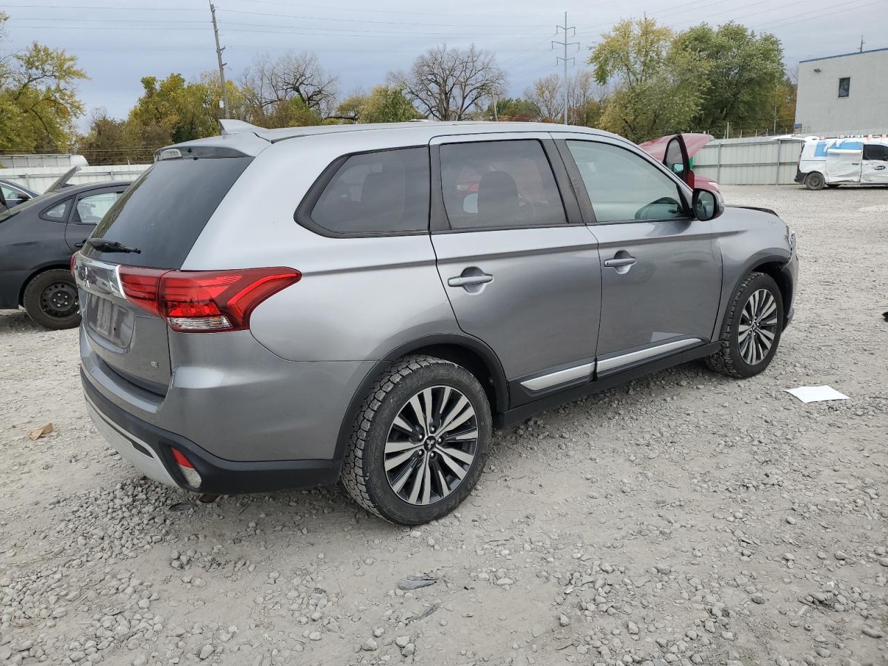 MITSUBISHI OUTLANDER SE