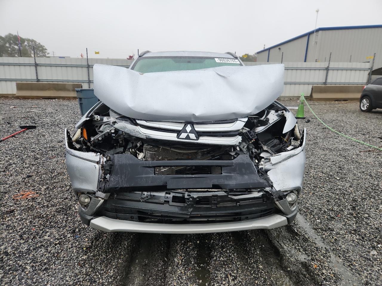 MITSUBISHI OUTLANDER SE