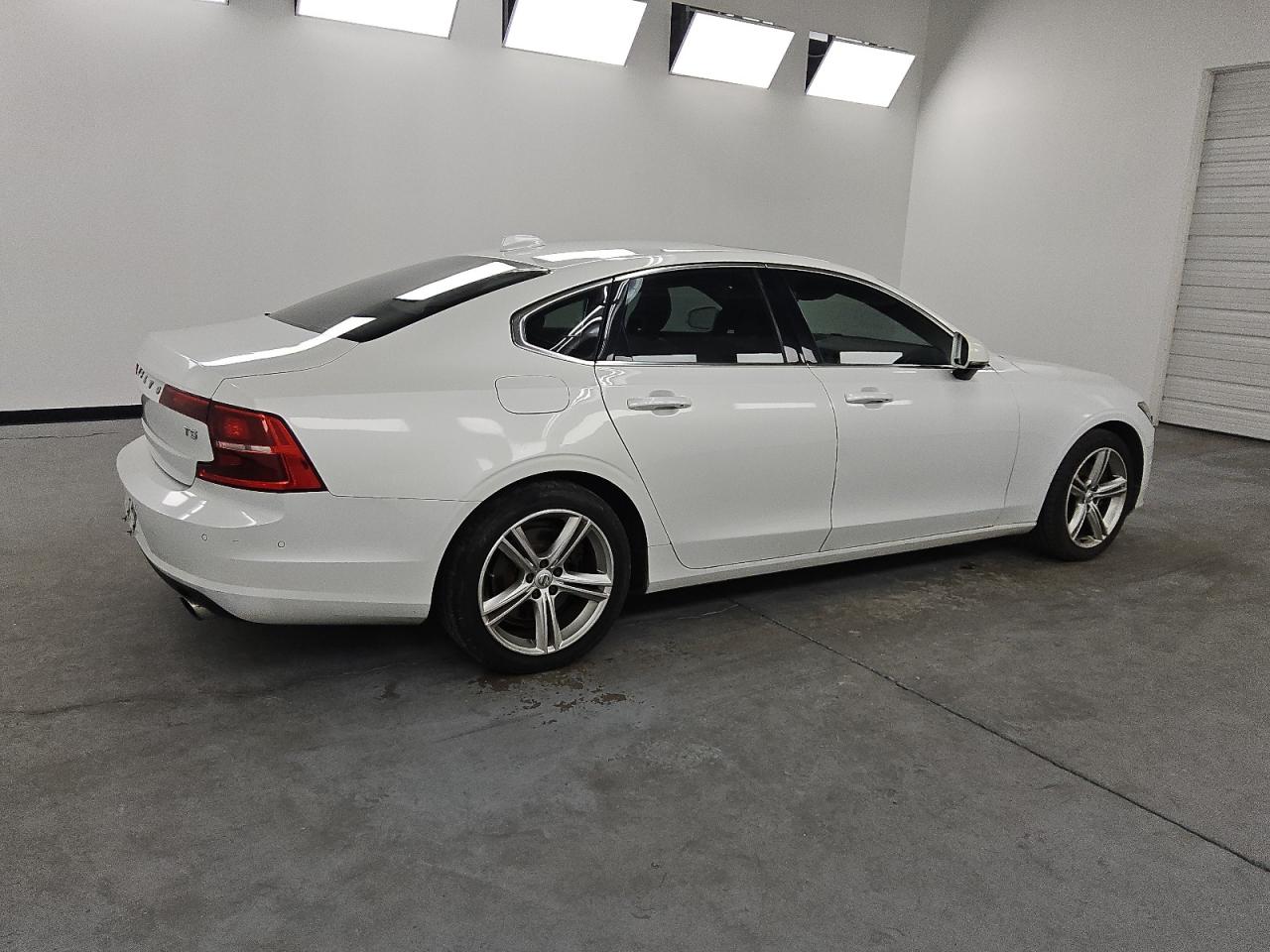 VOLVO S90 T5 MOMENTUM