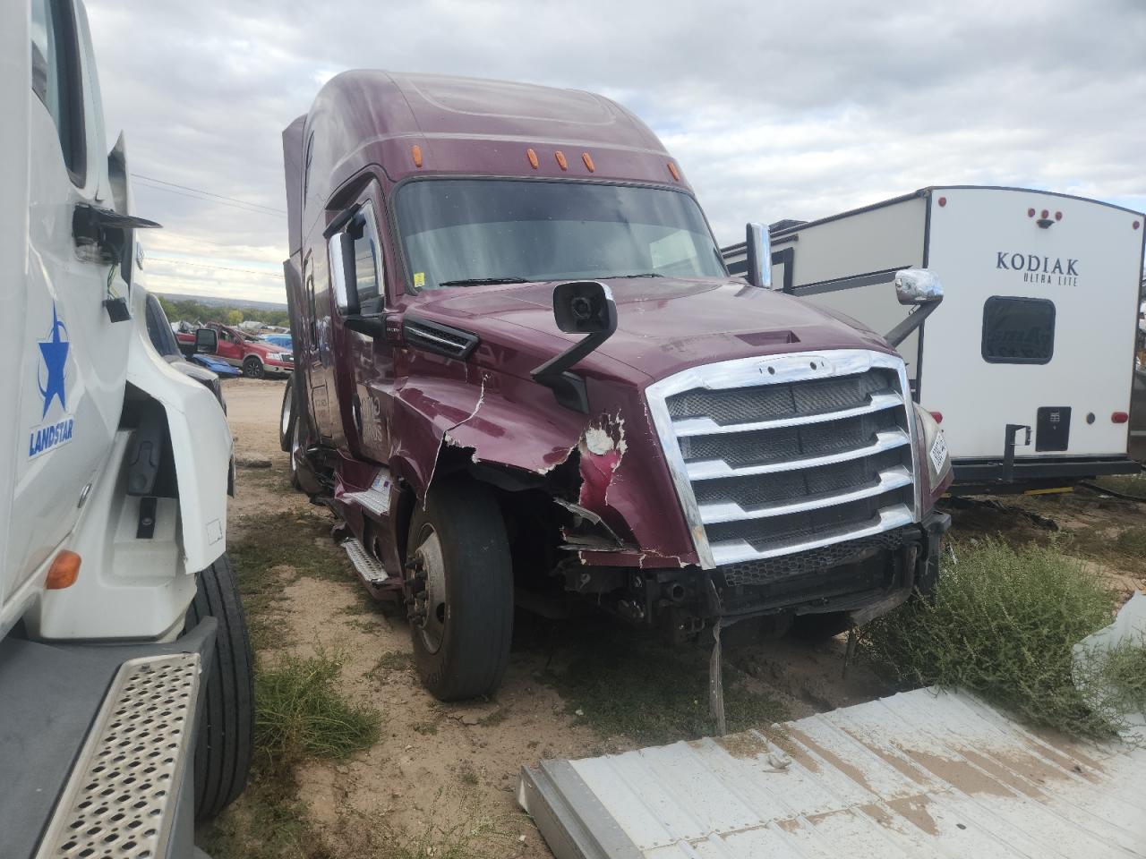 Lot #3304403584 2020 FREIGHTLINER CASCADIA 1