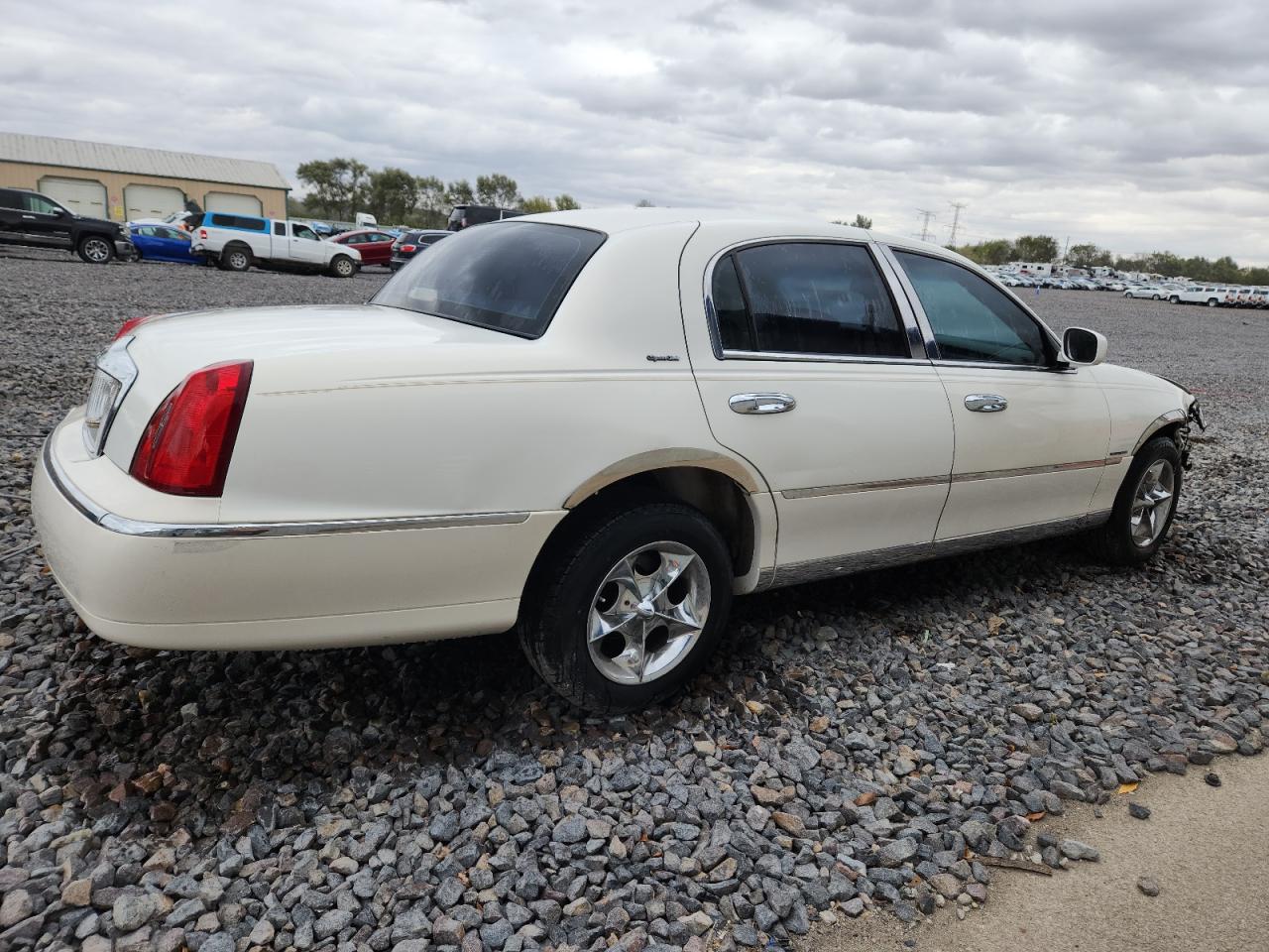 Lot #3284924947 2002 LINCOLN TOWN CAR S