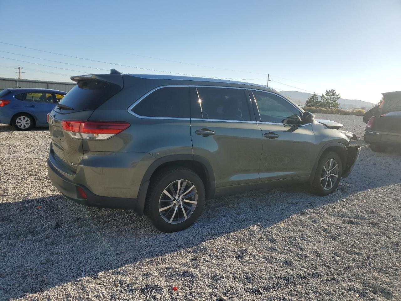 Lot #3269206086 2017 TOYOTA HIGHLANDER SE